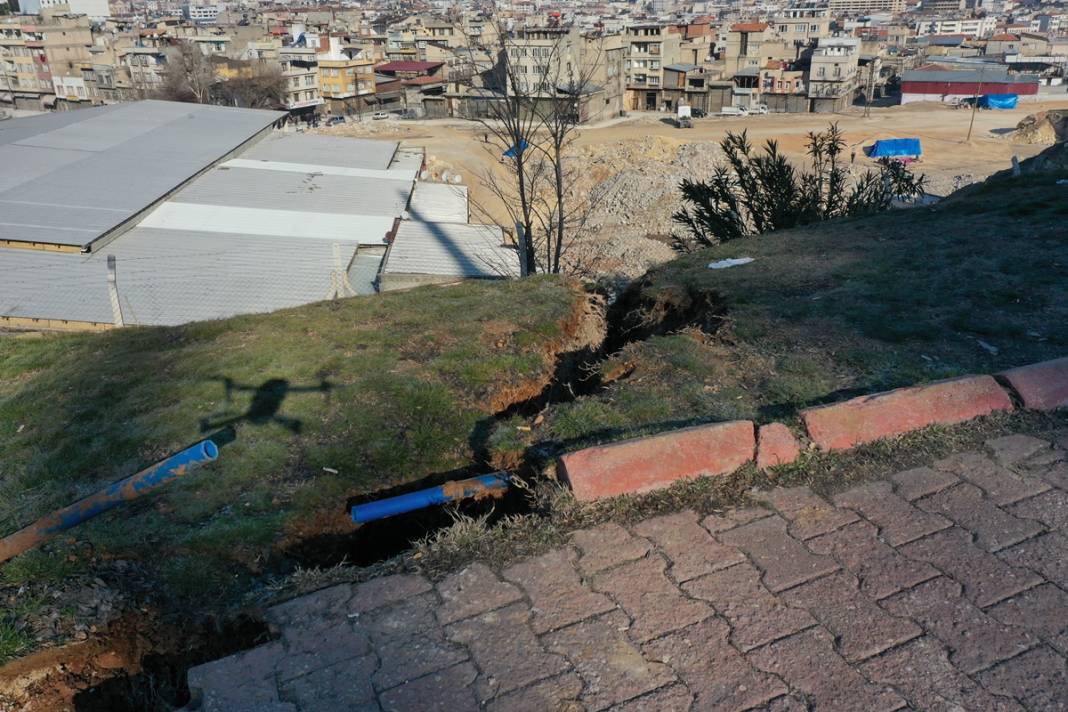 Depremden sonra korkunç görüntü! 30 metre uzunluğunda, 8 metre genişliğinde: Koskoca ağaçları yuttu! 8
